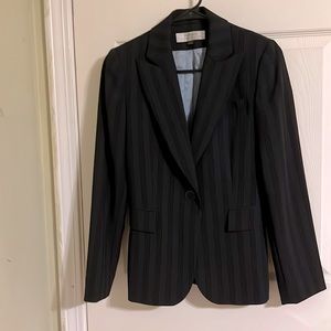 Tahari fully lined blazer for women with built in shoulder pads. Size 4